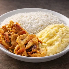 Isca de frango grelhada , arroz branco ,feijao e purê de batata inglesa