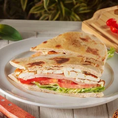 Sanduíche com Queijo Minas, Peito de Peru, Alface e Tomate