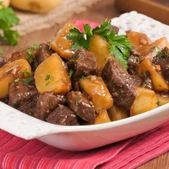 Carne de Panela Premium com Batata + Arroz + Feijão e Macarrão (Serve 1 Pessoa)