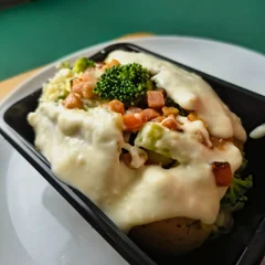 Batata Recheada Brócolis ao Molho Branco com Bacon 600g