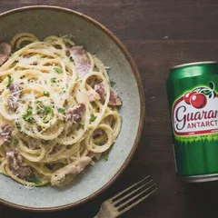 Macarrão ao Molho Branco com Bacon + Guaraná Lata