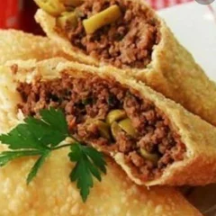 Carne com queijo e azeitona