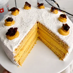 FATIA DE BOLO DE DOCE DE LEITE COM AMEIXA  COM COCO