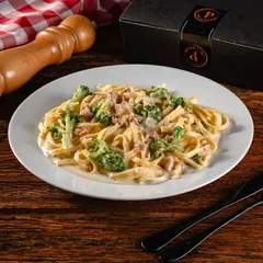 Macarrão ao Molho Brócolis com Bacon