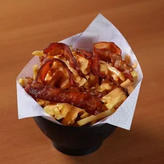 Porção de batata palito com cheddar e bacon
