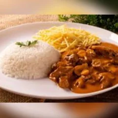 Strogonoff de Carne Cremoso com Arroz e Batata Frita Crocante  (Serve 1 Pessoa)