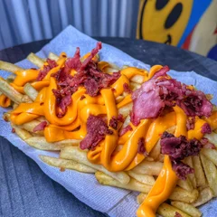 Fritas com cheddar e bacon