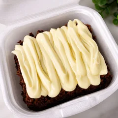 Brownie fatia com 2 Cremes Grátis