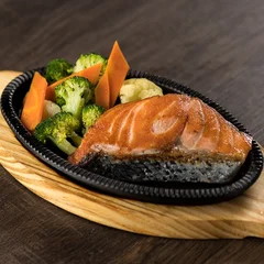 Teppan salmão e vegetais