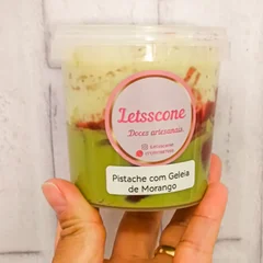 Sorvete de pistache com geleia artesanal de morango 