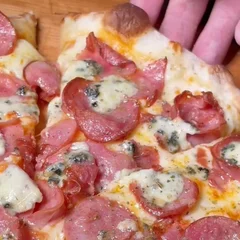 Novidade: Calabresa com Gorgonzola Média