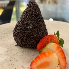 Coxinha de Brigadeiro com morango