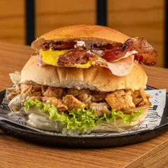 Burger X-Galinha Especial: Frango Picado,Queijo,Presunto,Bacon,Ovo,Salada ,Molho