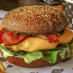 Burger Australiano, Maionese Verde Burger de Costela ,Queijo Prato, Bacon