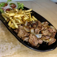 Contra-filé no molho madeiro com Fritas