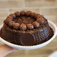 Bolo Chocolate dos Deuses Pequeno c/Brigadeiro (Granulado Chocolate ou Colorido)