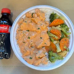 Strogonoff Frango & Legumes + Coca Pet + R$ 18,99 leve outra marmitex