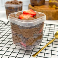 Bolo no pote brigadeiro com morango