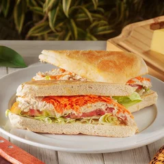 Sanduíche de Pasta de Frango com Cenoura, Tomate e Alface