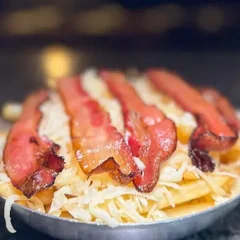 PORÇÃO DE FRITAS COM QUEIJO E BACON