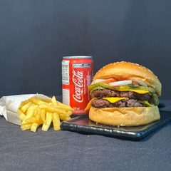 Resort  + Coca Cola Lata 220ml & Fritas +  R$ 18,99 leve outro burger 