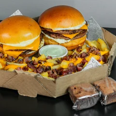 Combo 2 X-Burguers Duplos com Fritas cobertas por Cheddar e Bacon + Brownies