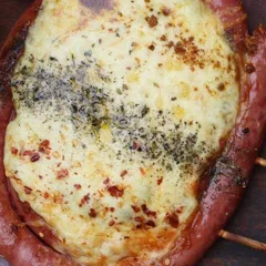 Linguiça Artesanal Assada com Parmesão Gratinado