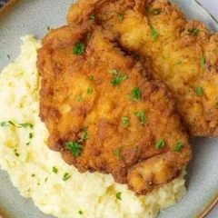 Filé de Frango à Milanesa com Purê de Batatas