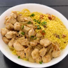 Isca de Frango Acebolada • Marmita de 500ML