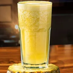 Abacaxi e morango.