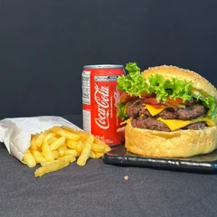 Expresso + Coca Cola Lata 220ml & Fritas +  R$ 18,99 leve outro burger