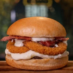 Onion Rock - Pão Brioche, Burguer 200G, Maionese da casa, Catupiry, Onion ring e Bacon crocante. 
