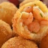 BOLINHO DE AIPIM COM CAMARÃO 