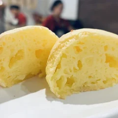 Pão de Queijo grande.