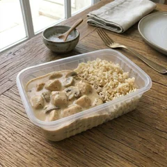 Strogonoff de frango com cogumelos e arroz integral.