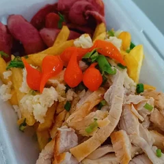 Fritas, filezinho de frango e linguiça