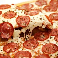 Pizza Mega 50cm + Media Chocolate com M&M ( 30cm ) + Bebida Grátis