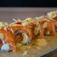 Uramaki de Amendoas e Geleia de pimenta (10 peças)