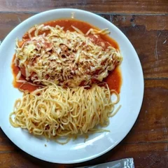 Parmegiana de frango com espaguete ao alho 