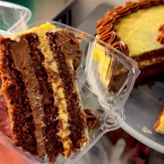 FATIA DE BOLO DE MARACUJA COM BRIGADEIRO