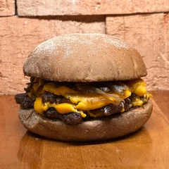 COMBO Burger Cheddar MCpão #Batata + Bebida.