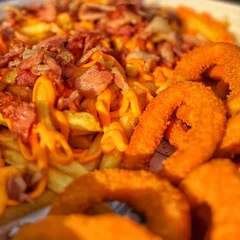 Porção P: 500g Fritas com Cheddar e Bacon + 15 Onion Rings
