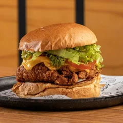 Burger Zé Frango Empanado: Brioche,Frango Empanado,Duplo Cheddar, Salada e Molho