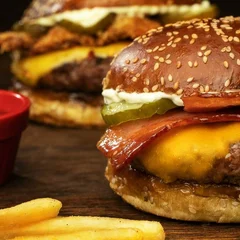 Combo Metflix - 2 Burgers + 2 bebidas + acompanhamento