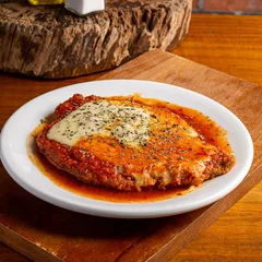 Á Parmegiana de frango com Catupiry e queijo