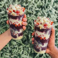2 Açaís 500ml Com Morango, Leite condensado e Leite em pó.