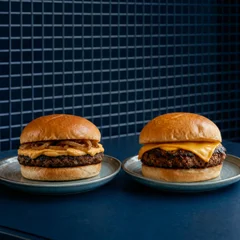 1 Cheddar Queen + 1 Leeds ( X-Burguer)