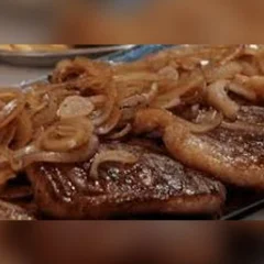 Quentinha Bife acebolado