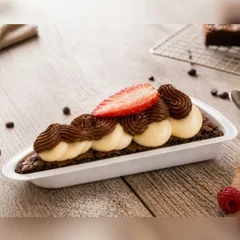 Fatia de Brownie com Ninho, Avelã e Morango