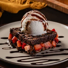 Brownie duplo com recheio de nutella e morango